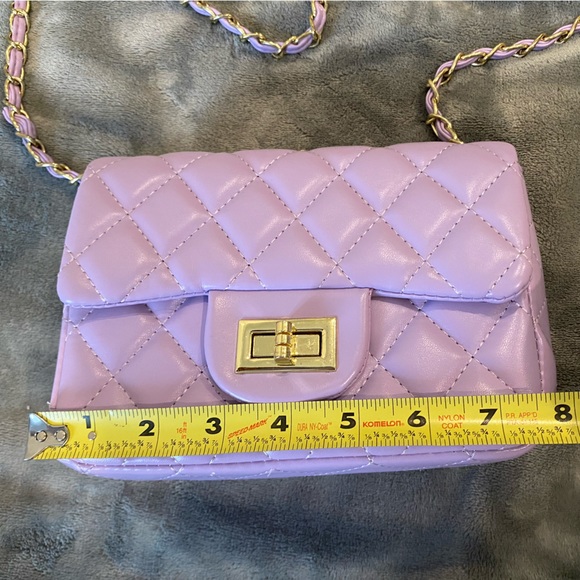 Small (7 1/2” x 5 1/2”) lilac crossbody bag, no brand. - Picture 3 of 5